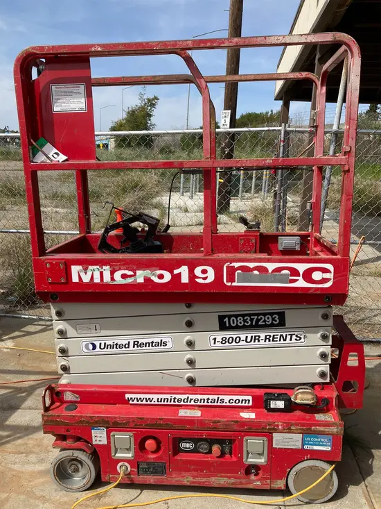 2018 MEC MICRO 19 Scissor Lift