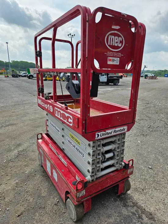 2018 MEC MICRO 19 Scissor Lift