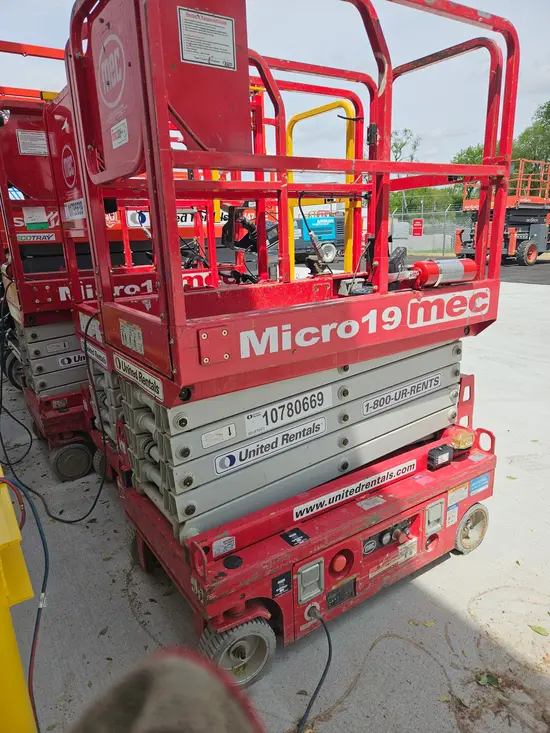 2018 MEC MICRO 19 Scissor Lift