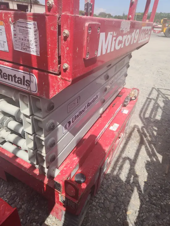 2018 MEC MICRO 19 Scissor Lift