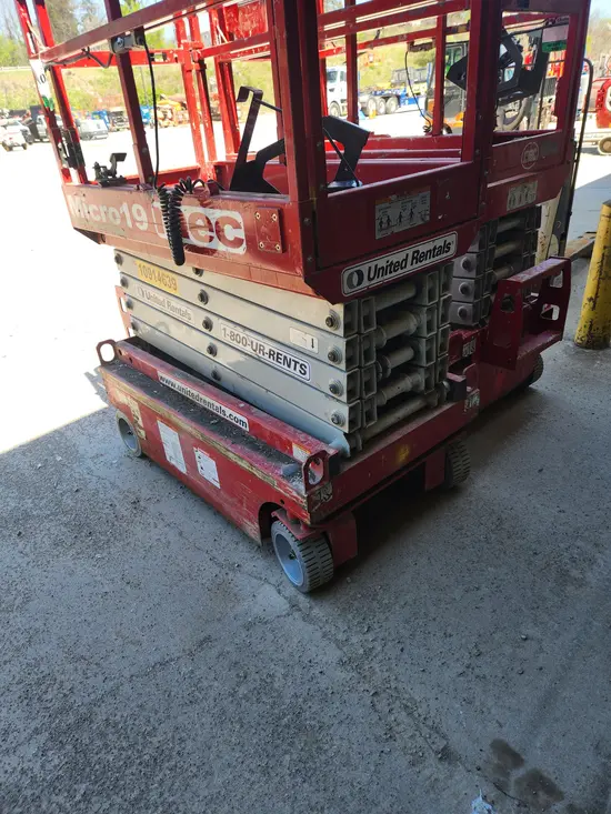 2019 MEC MICRO 19 Scissor Lift