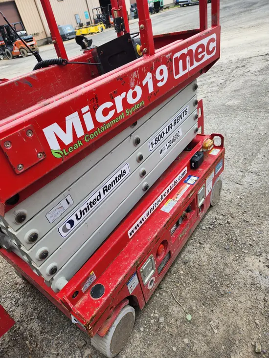 2019 MEC MICRO 19 Scissor Lift