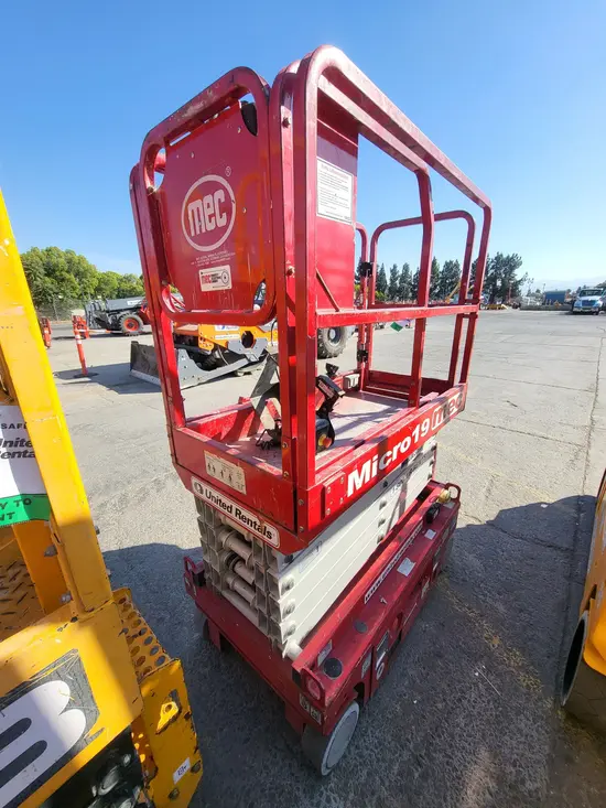 2018 MEC MICRO 19 Scissor Lift