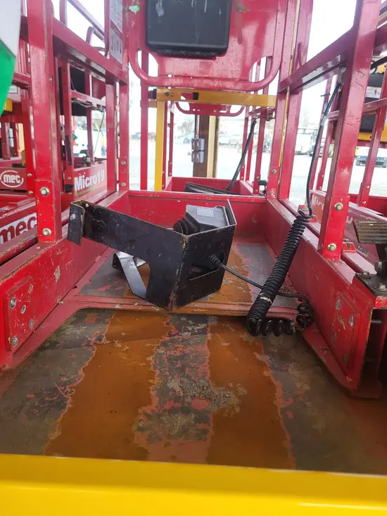 2017 MEC MICRO 19 Scissor Lift