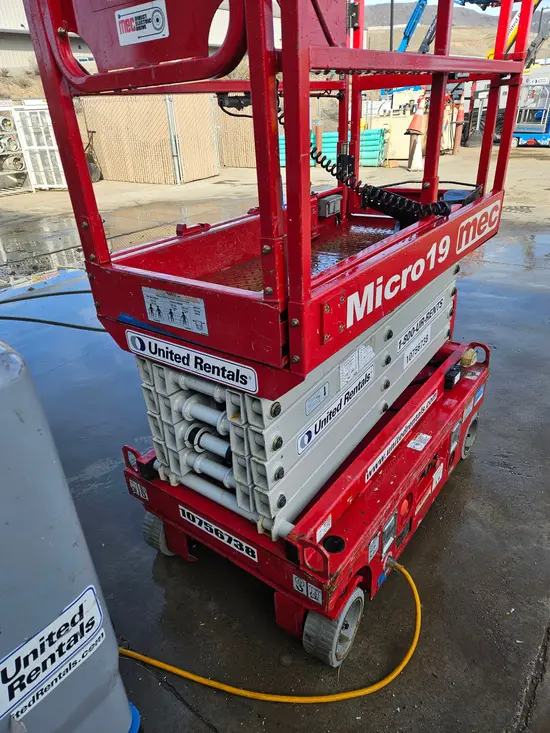 2018 MEC MICRO 19 Scissor Lift