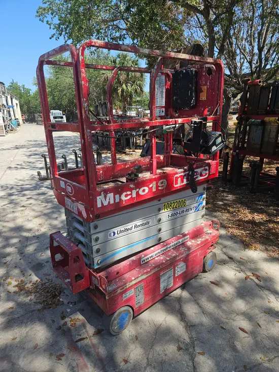 2018 MEC MICRO 19 Scissor Lift