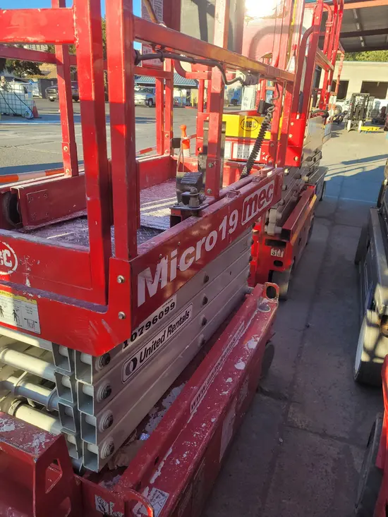 2018 MEC MICRO 19 Scissor Lift