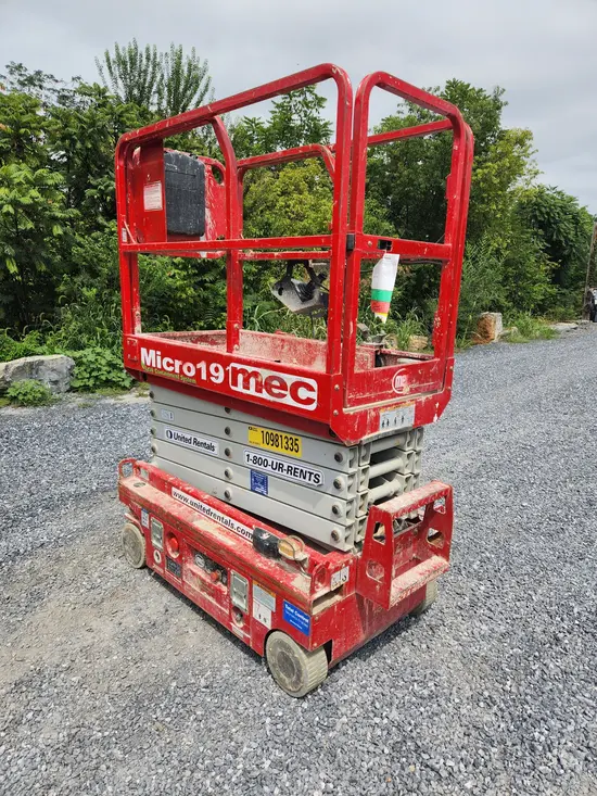 2019 MEC MICRO 19 Scissor Lift