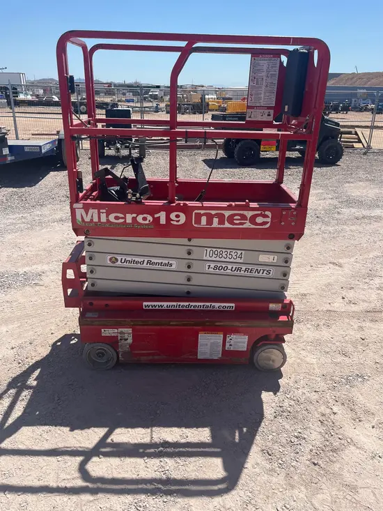 2019 MEC MICRO 19 Scissor Lift
