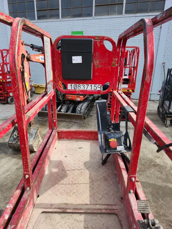 2018 MEC MICRO 19 Scissor Lift