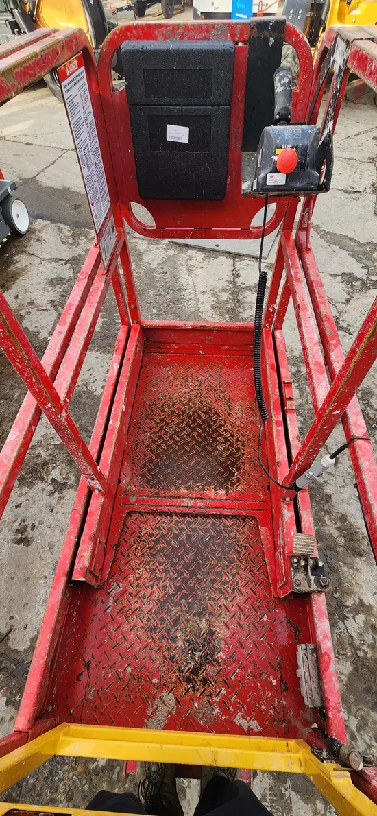 2018 MEC MICRO 19 Scissor Lift
