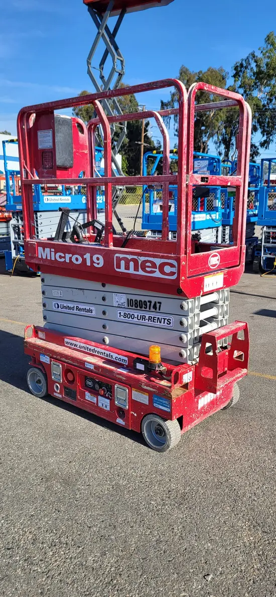 2018 MEC MICRO 19 Scissor Lift