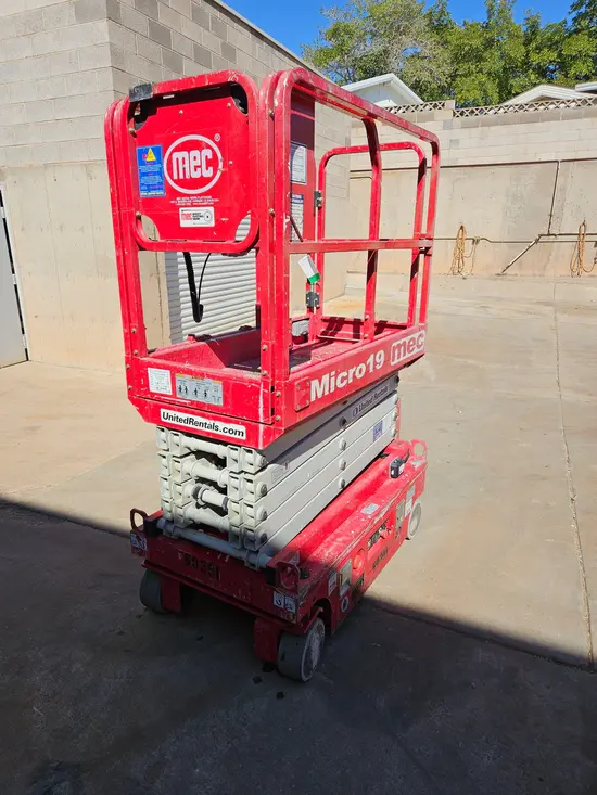 2018 MEC MICRO 19 Scissor Lift