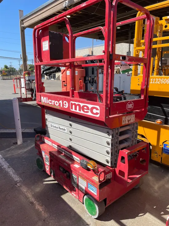 2019 MEC MICRO 19 Scissor Lift