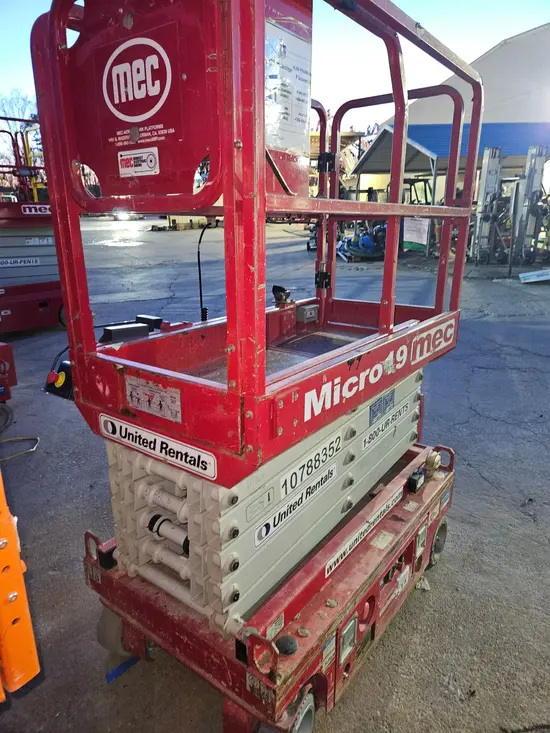 2018 MEC MICRO 19 Scissor Lift