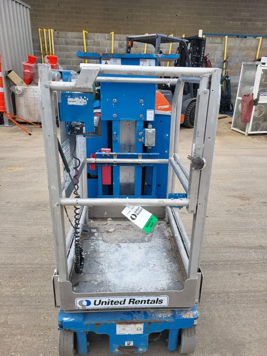 2017 Genie GR-12 Self-Propelled One-Person Lift