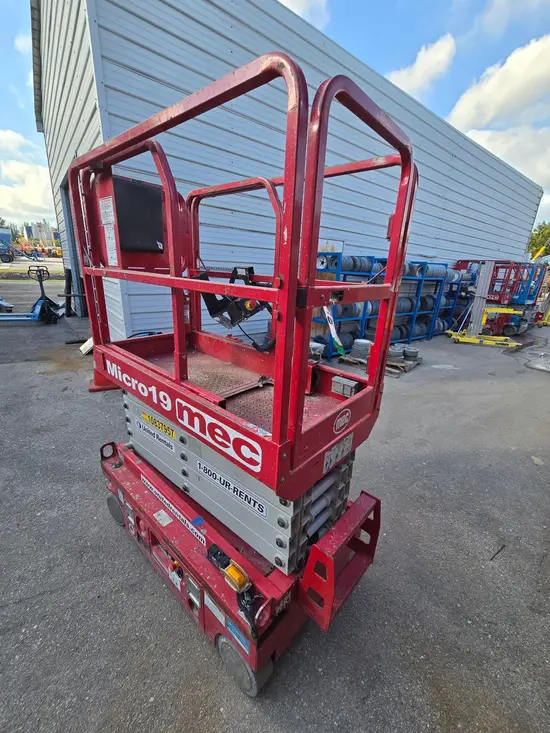 2018 MEC MICRO 19 Scissor Lift