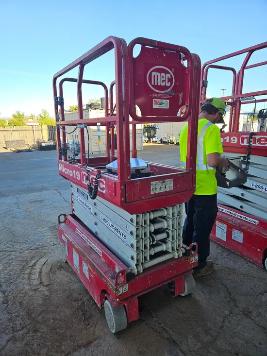 2018 MEC MICRO 19 Scissor Lift