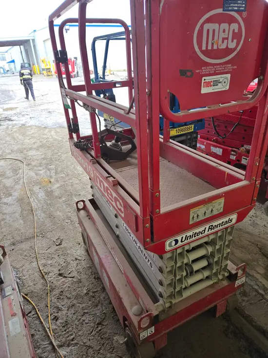 2018 MEC MICRO 19 Scissor Lift