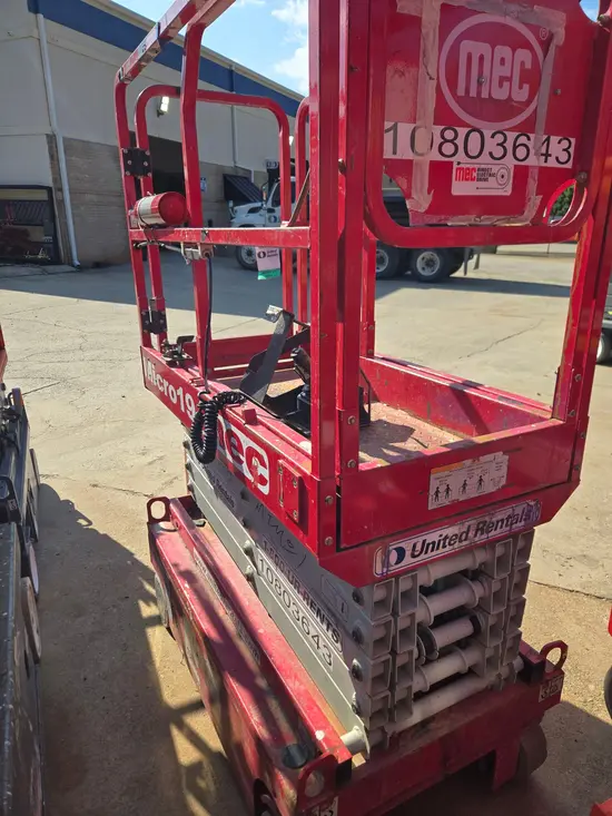 2018 MEC MICRO 19 Scissor Lift