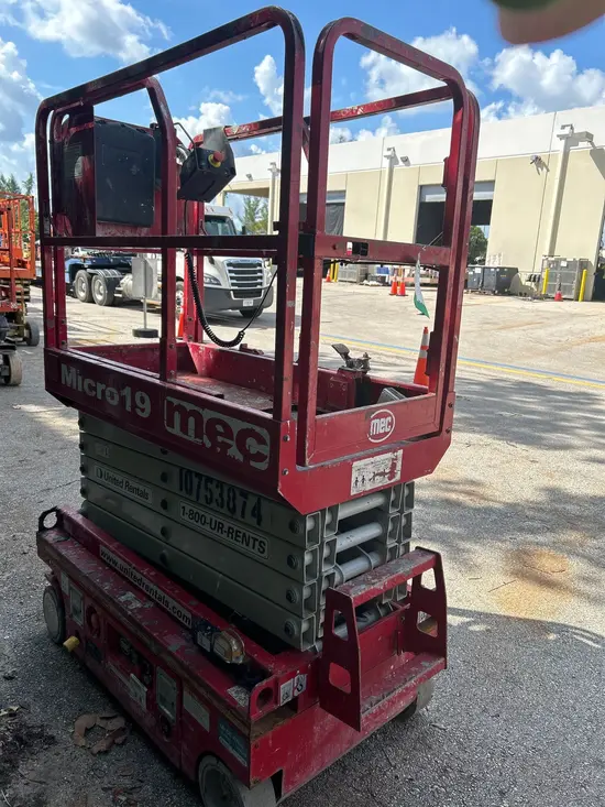2018 MEC MICRO 19 Scissor Lift