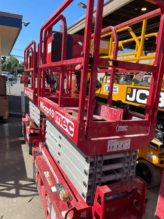 2019 MEC MICRO 19 Scissor Lift