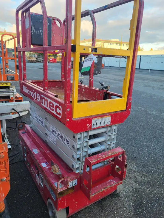 2018 MEC MICRO 19 Scissor Lift