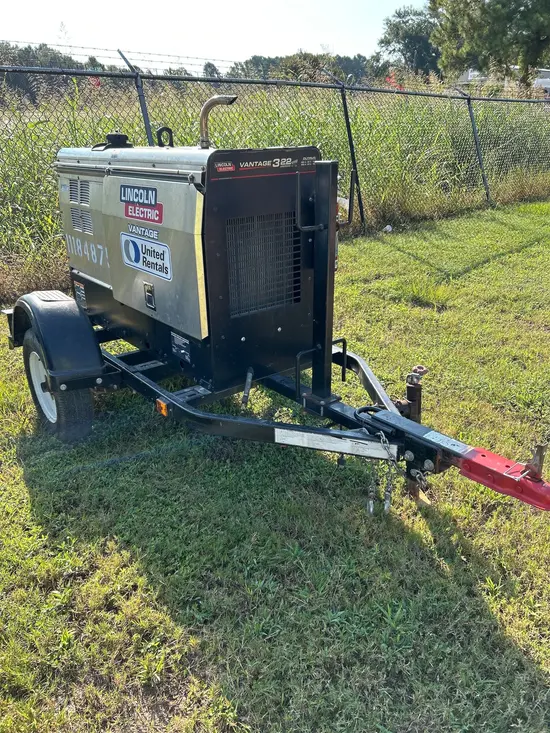 2021 Lincoln Electric VANTAGE 322 Welder