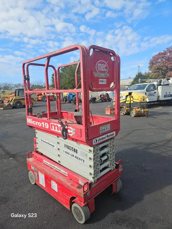 2018 MEC MICRO 19 Scissor Lift