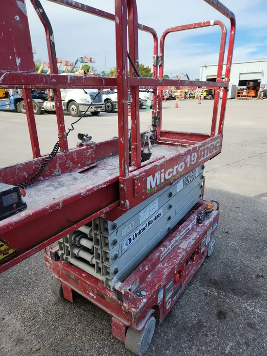 2019 MEC MICRO 19 Scissor Lift