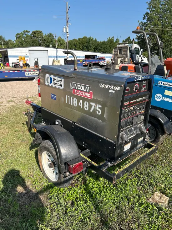 2021 Lincoln Electric VANTAGE 322 Welder