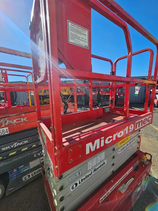 2019 MEC MICRO 19 Scissor Lift