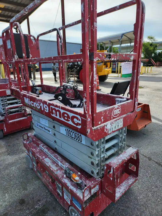 2019 MEC MICRO 19 Scissor Lift