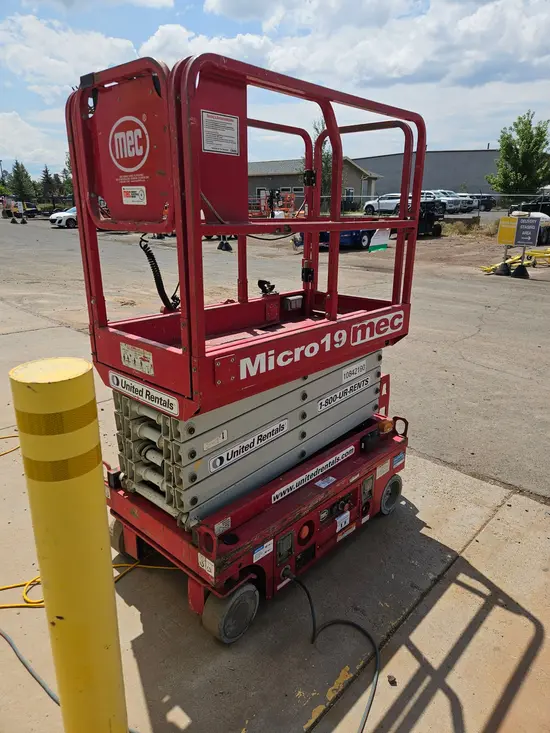 2018 MEC MICRO 19 Scissor Lift