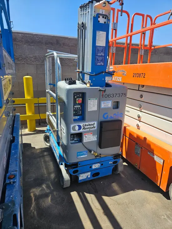 2017 Genie GR-20 Self-Propelled One-Person Lift