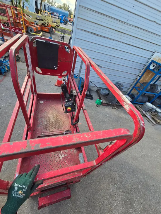 2018 MEC MICRO 19 Scissor Lift