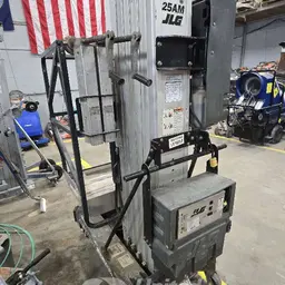 2019 JLG 25AM-DC Pusharound Lift